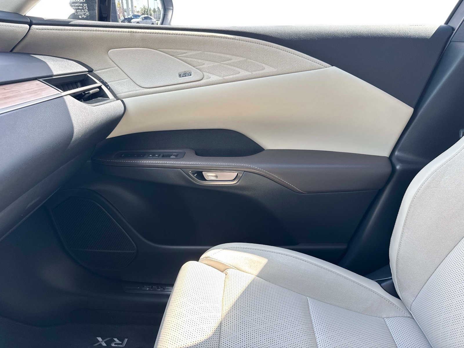 Used 2025 Lexus RX 450h AWD w/ Luxury Package image 24