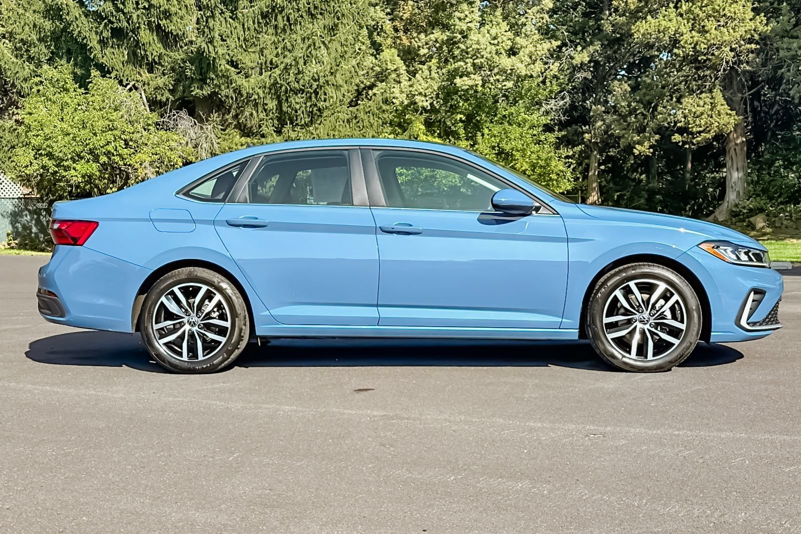 Used 2025 Volkswagen Jetta SE FWD image 3