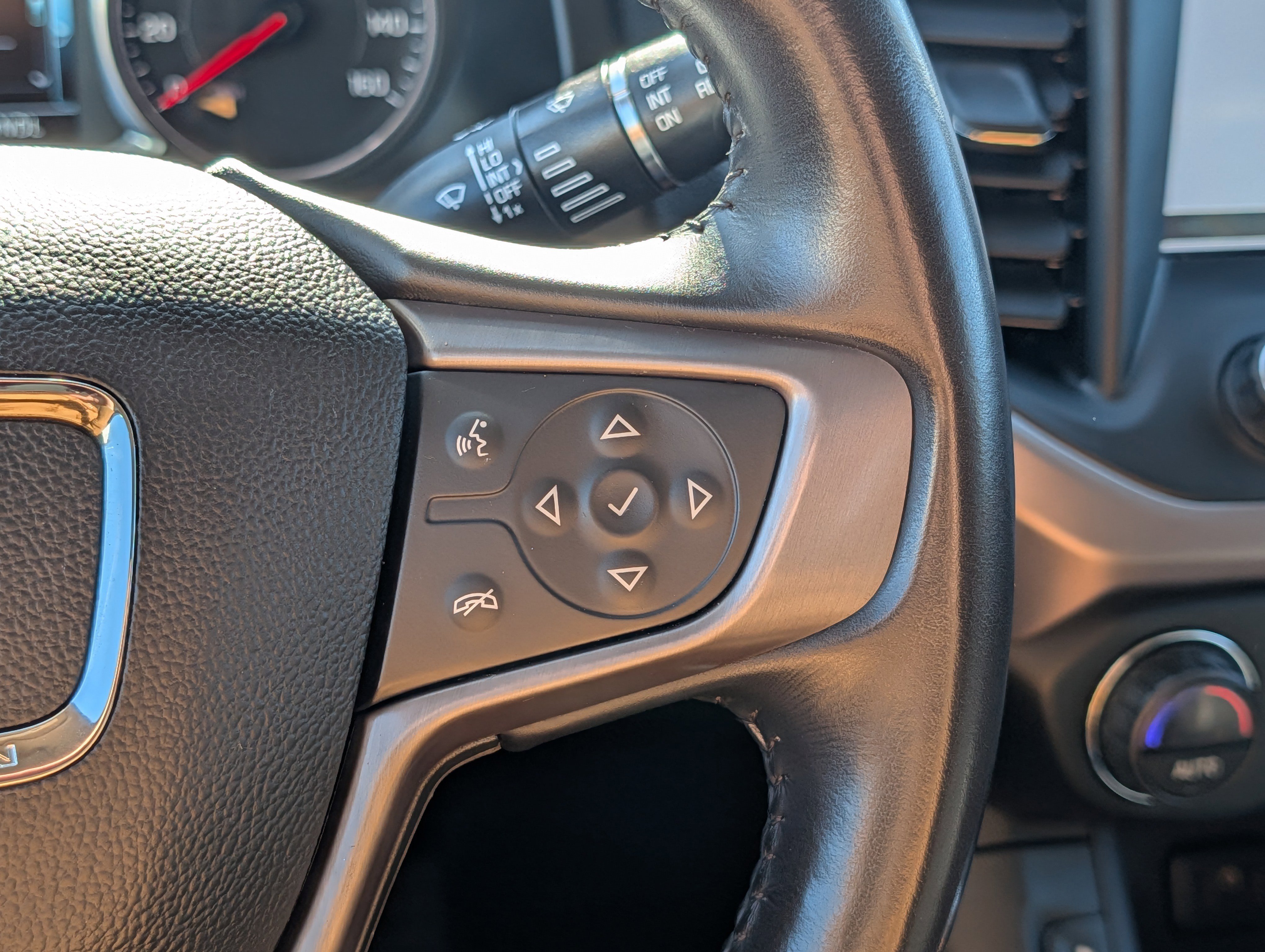 Used 2018 GMC Acadia SLT image 29