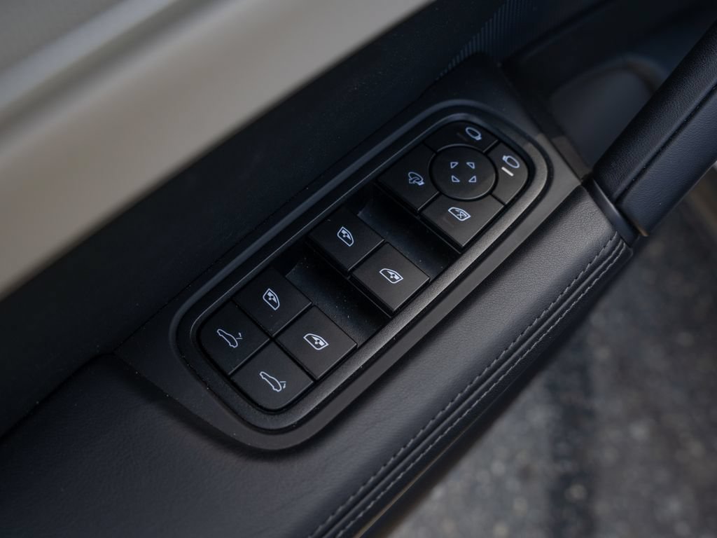 Used 2025 Porsche Cayenne Coupe AWD/4WD image 16