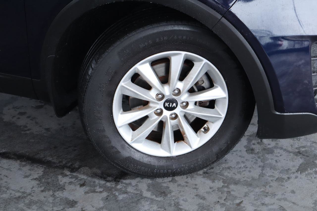 Used 2020 Kia Sorento LX image 3