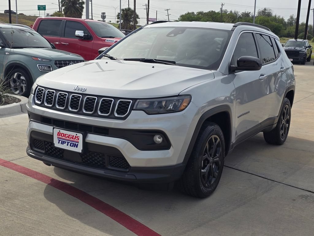 Used 2025 Jeep Compass Latitude AWD/4WD image 9