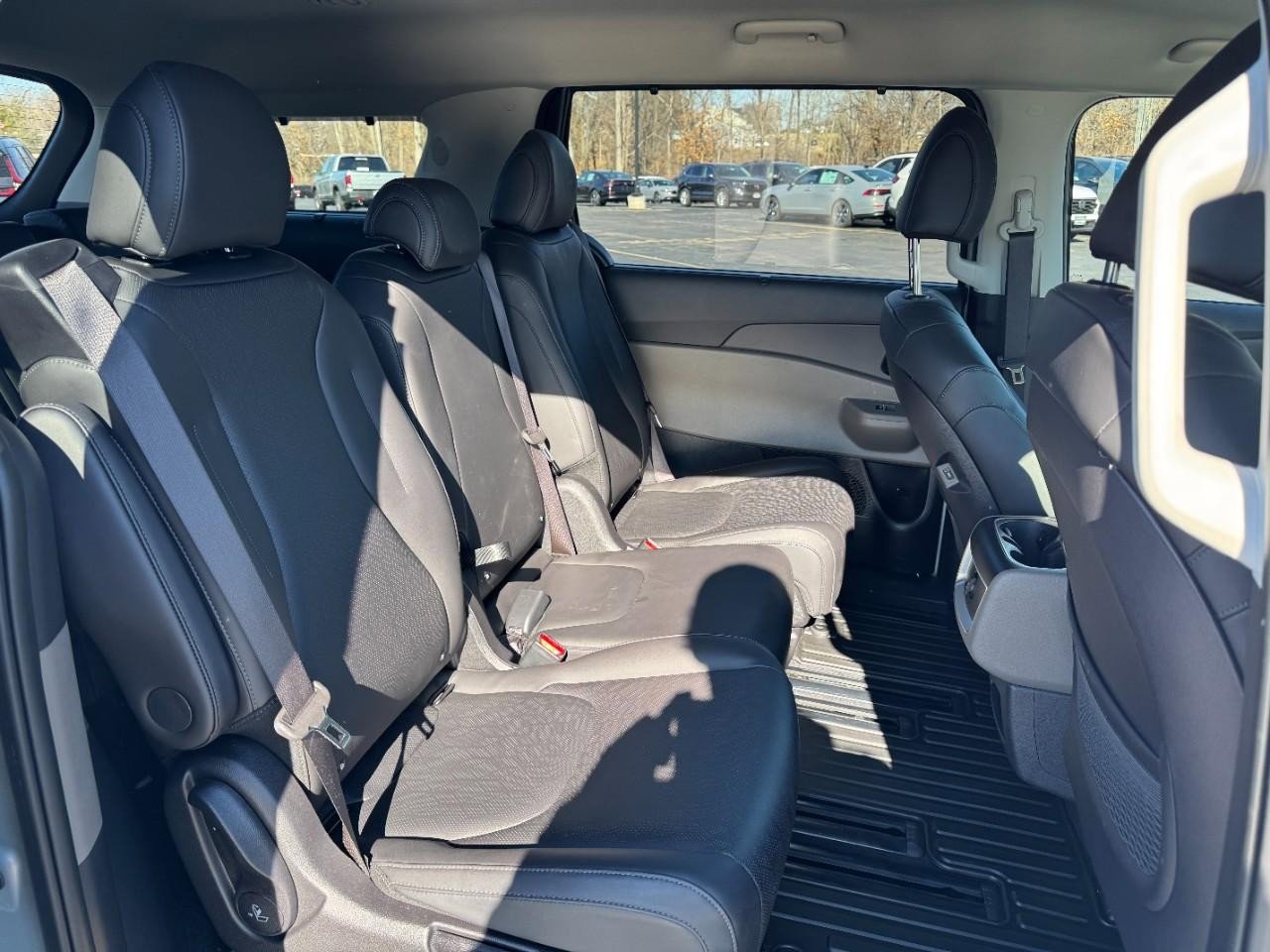 Used 2025 Kia Carnival EX image 11