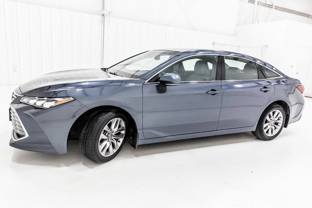 Used 2021 Toyota Avalon XLE w/ Moonroof Package FWD image 3