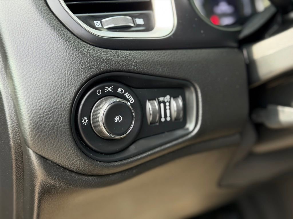 Used 2018 Jeep Renegade Latitude w/ Safety & Security Group image 25