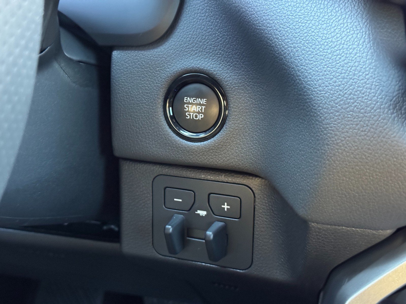 Used 2025 Toyota Tundra Limited AWD/4WD image 24