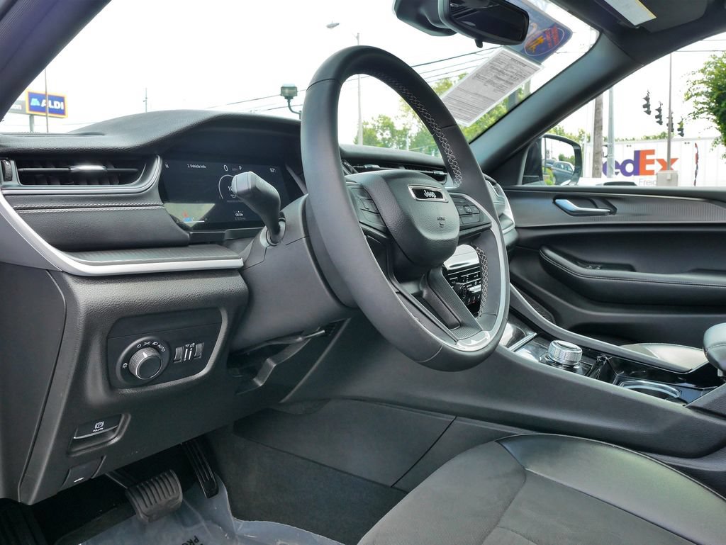 Used 2023 Jeep Grand Cherokee Altitude AWD/4WD image 24