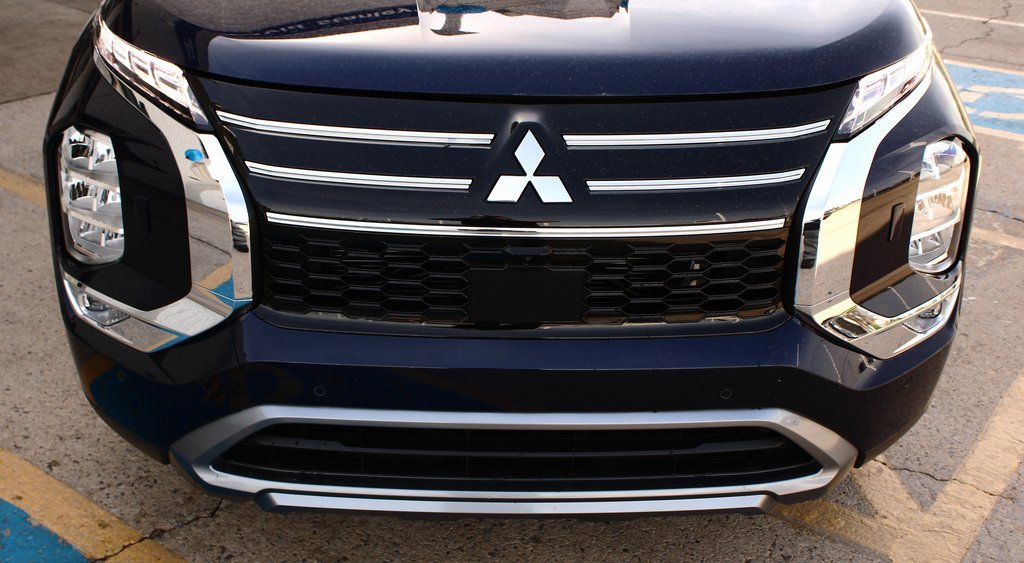 New 2025 Mitsubishi Outlander SE image 2