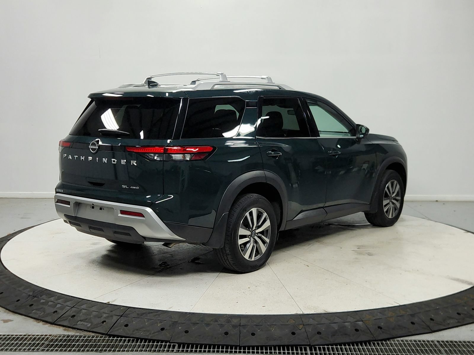 Used 2025 Nissan Pathfinder SL AWD/4WD image 8