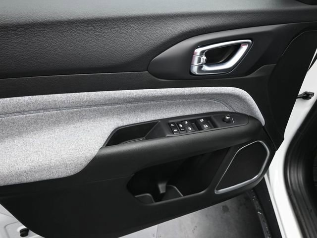 Used 2025 Jeep Compass Sport image 22