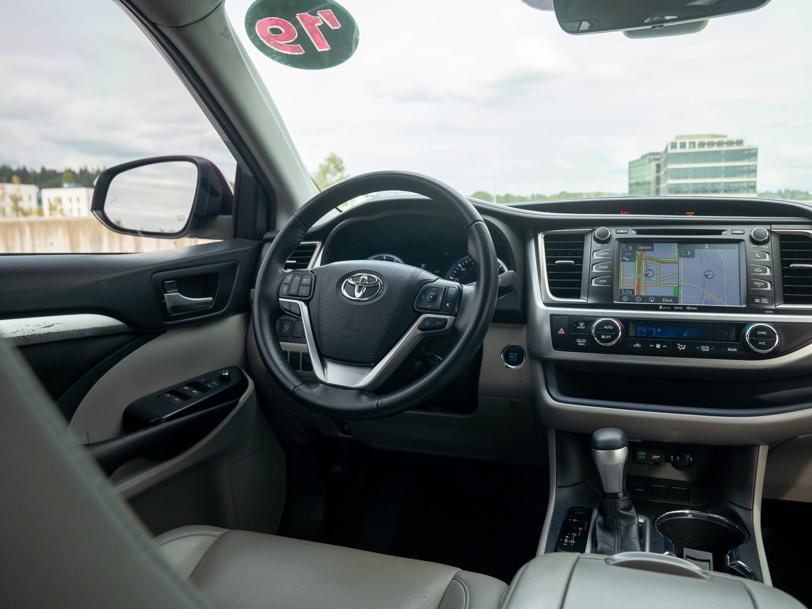 Used 2019 Toyota Highlander XLE FWD image 19