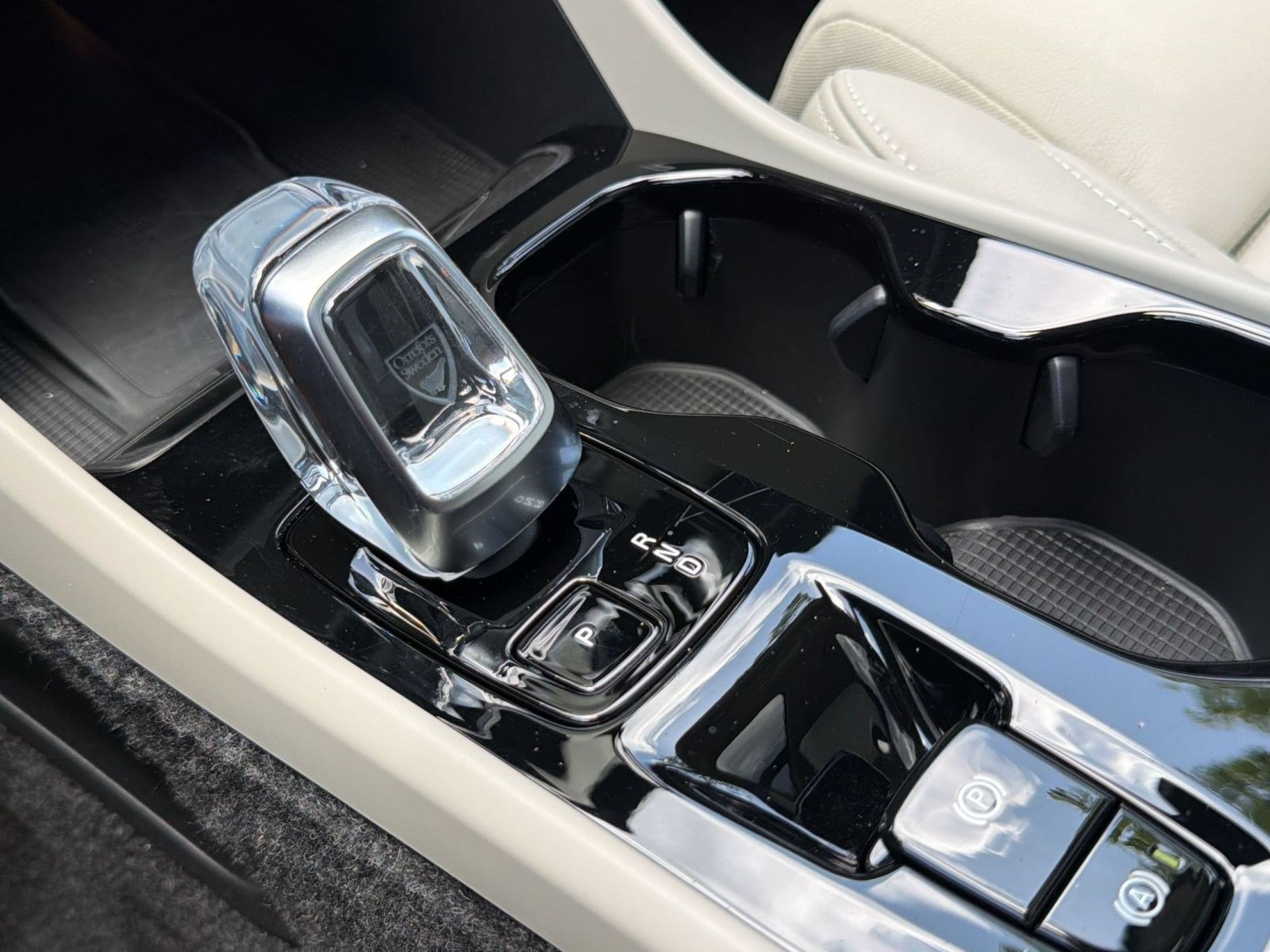 Certified 2026 Volvo XC40 B5 Plus AWD/4WD image 18