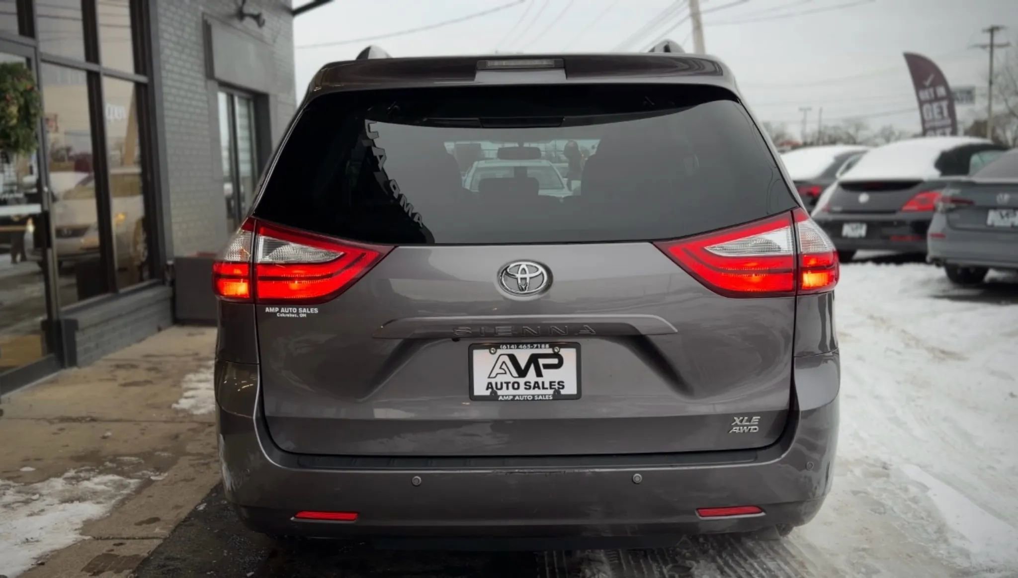 Used 2017 Toyota Sienna XLE image 4