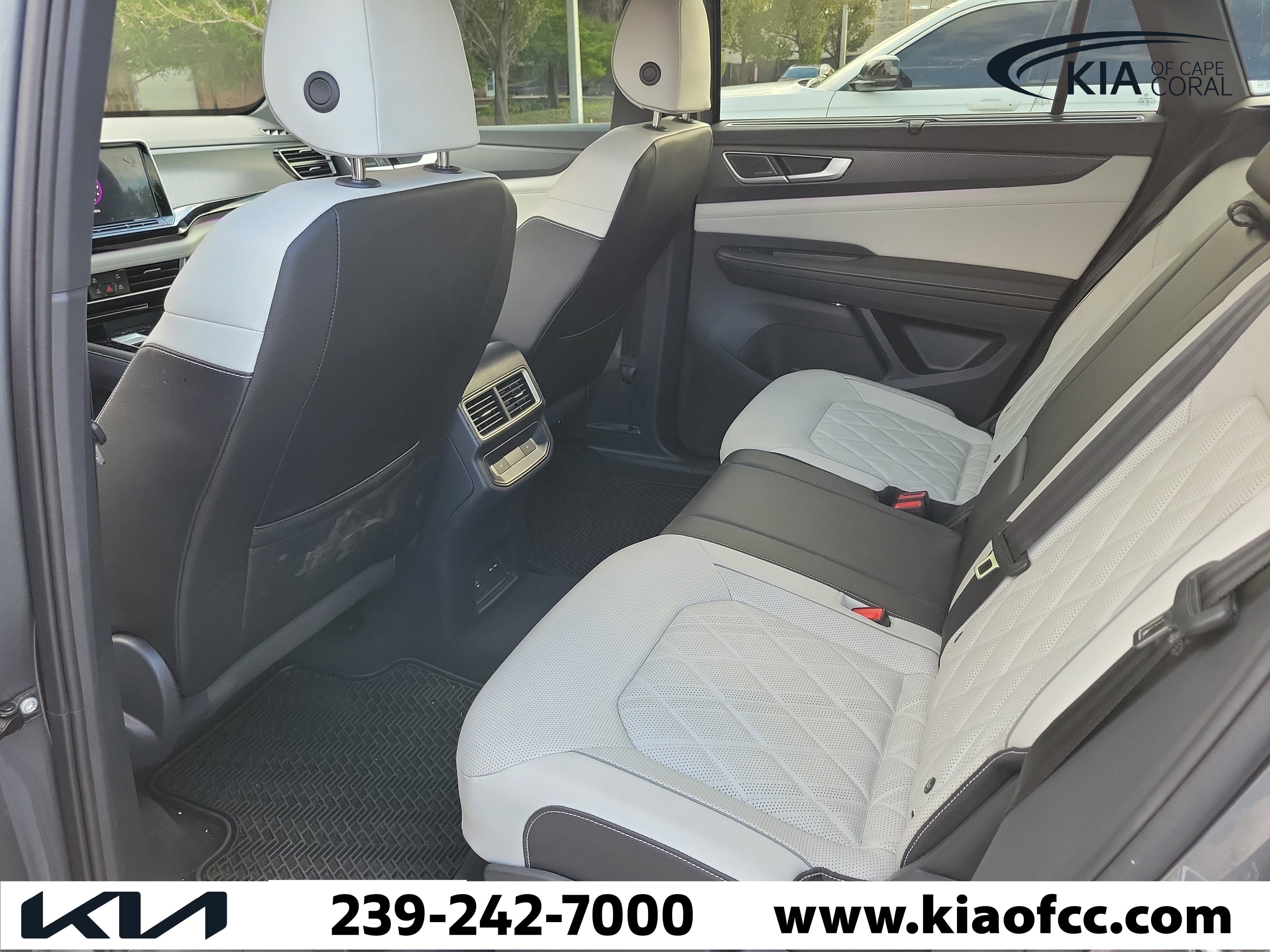 Used 2025 Volkswagen Atlas Cross Sport SEL Premium R-Line image 9