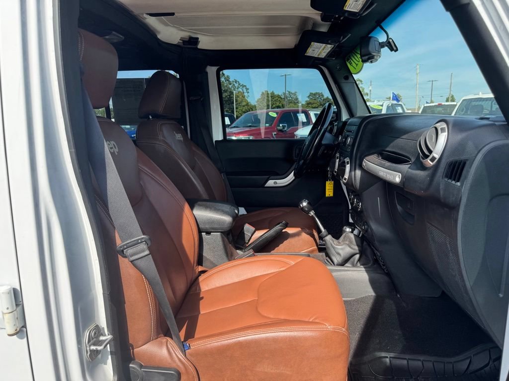 Used 2017 Jeep Wrangler Unlimited Rubicon w/ Cold Weather Group AWD/4WD image 16