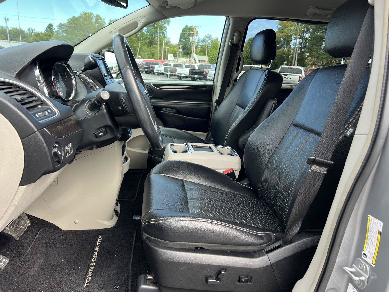 Used 2014 Chrysler Town & Country Touring-L w/ Driver Convenience Group FWD image 3