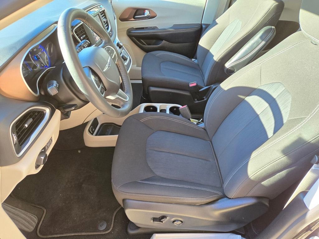 Used 2023 Chrysler Voyager LX FWD image 12