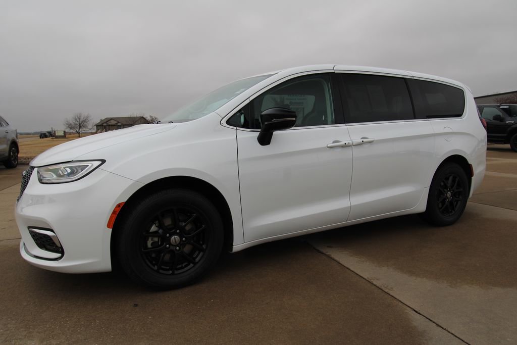 Used 2024 Chrysler Pacifica Touring-L image 21