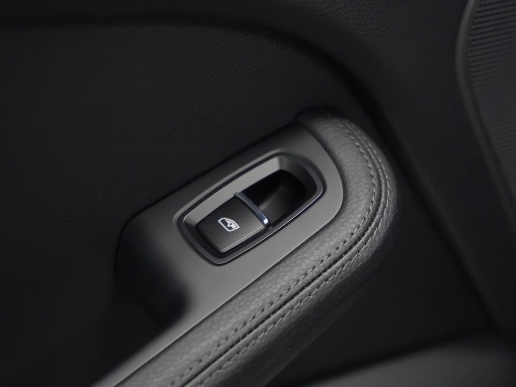 Certified 2026 Porsche Macan AWD/4WD image 16