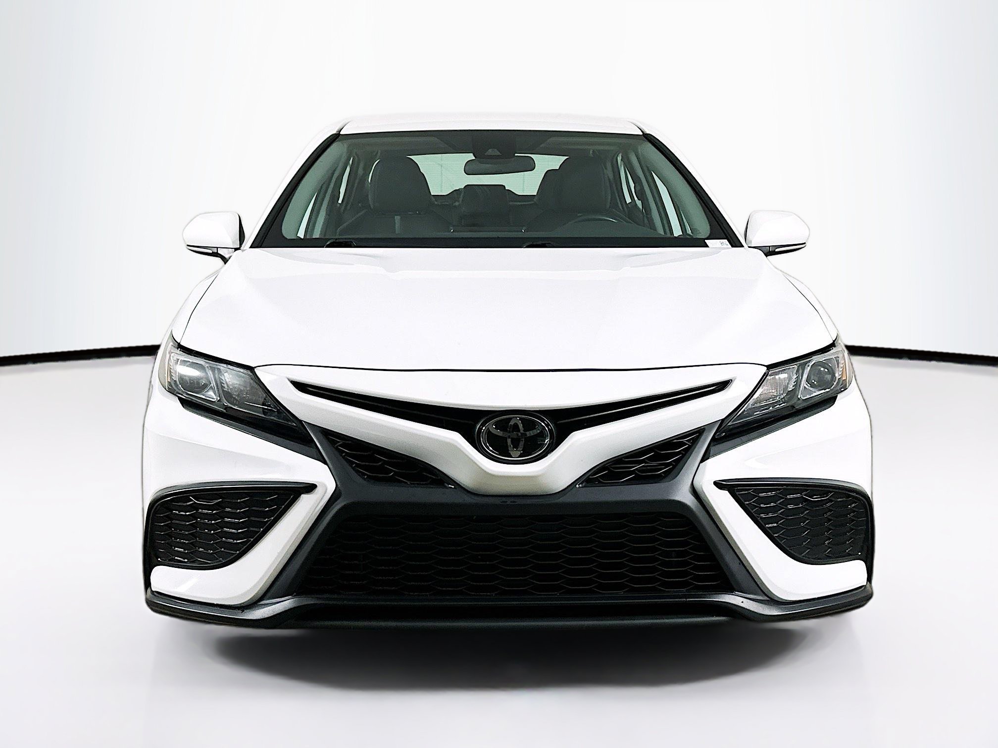 Used 2024 Toyota Camry SE FWD image 2