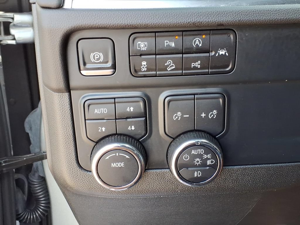 Used 2025 Chevrolet Suburban Z71 AWD/4WD image 19