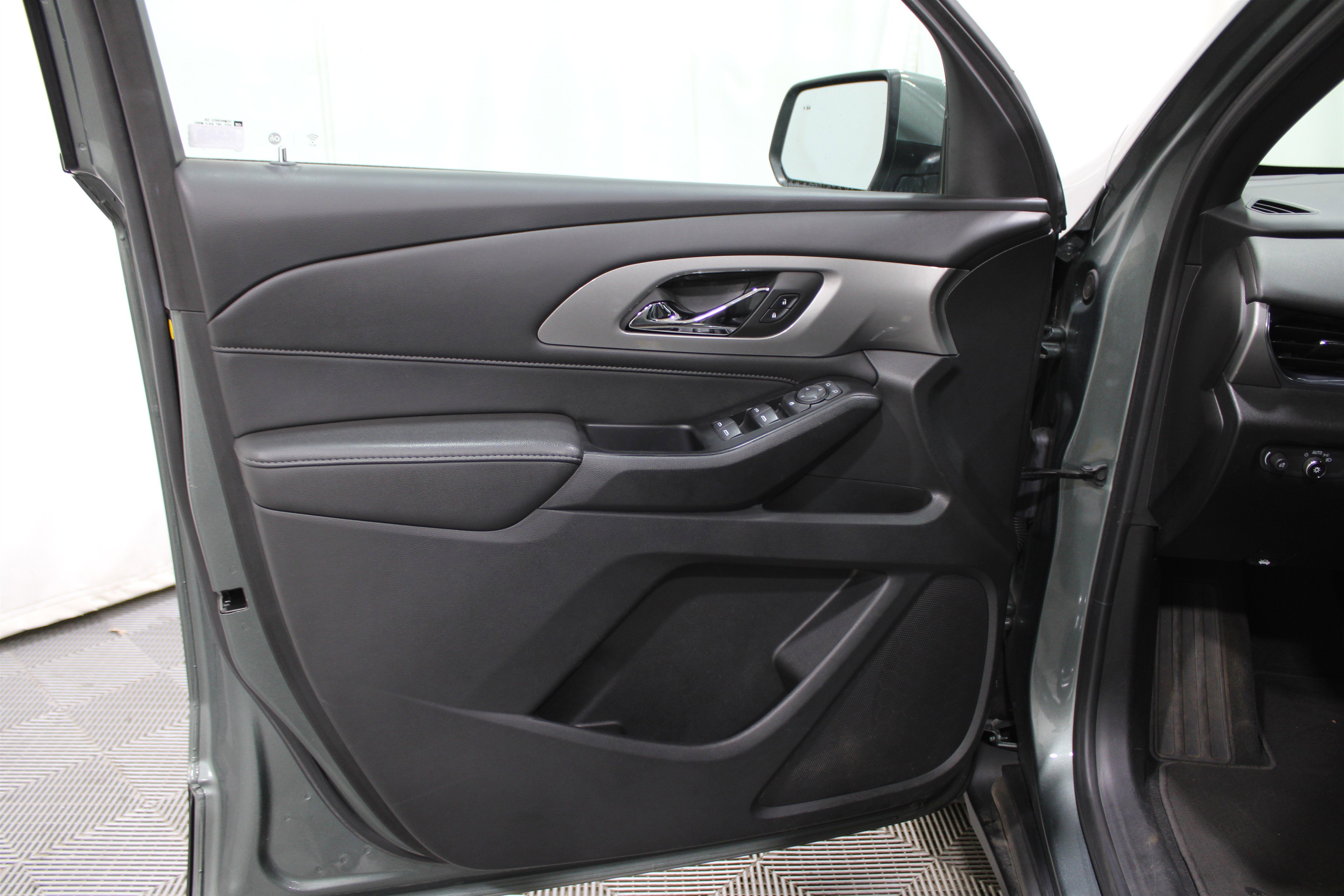 Used 2023 Chevrolet Traverse LT image 6