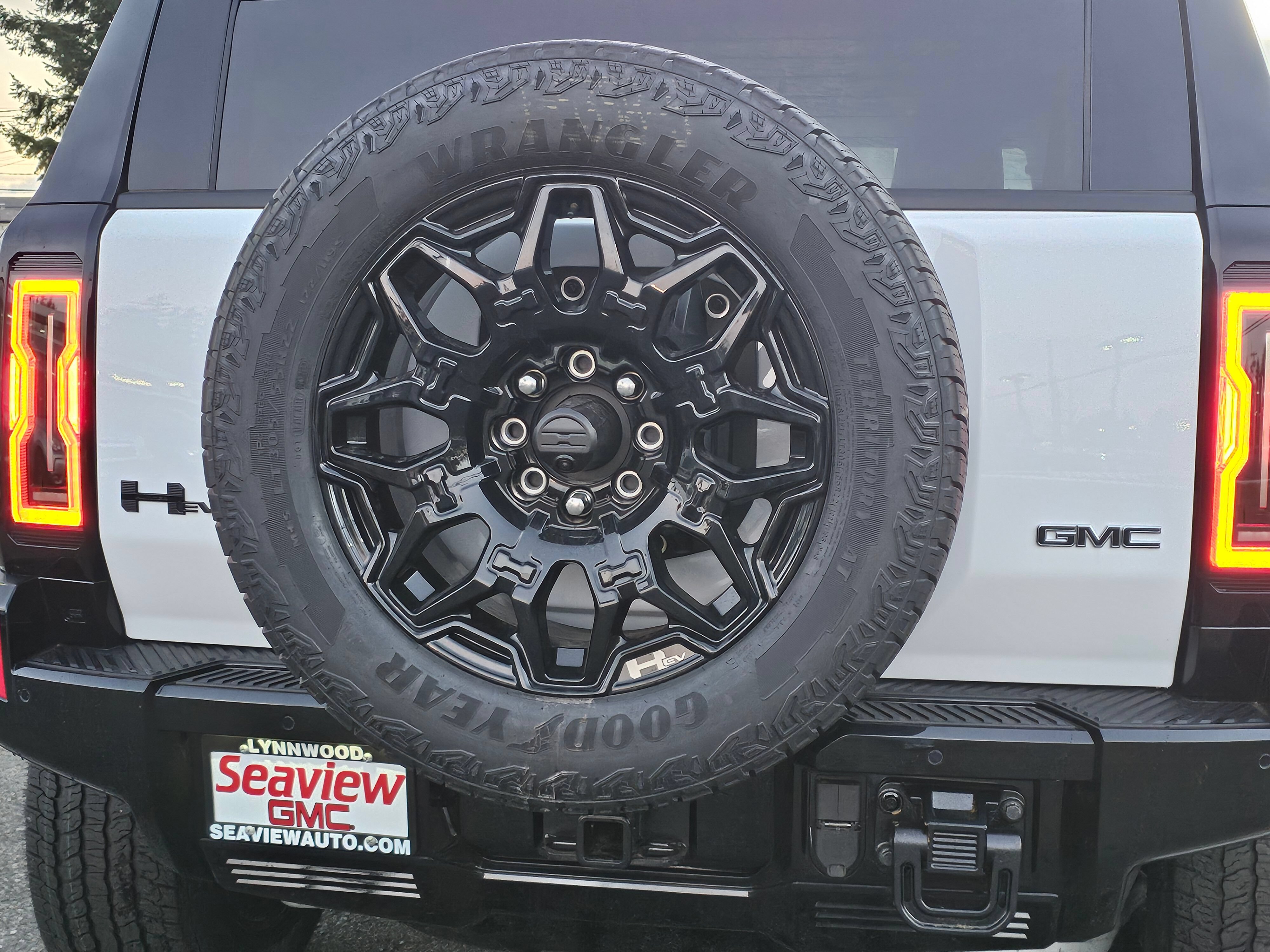 New 2026 GMC Hummer EV SUV w/ LPO, Dark Essentials Package AWD/4WD image 12
