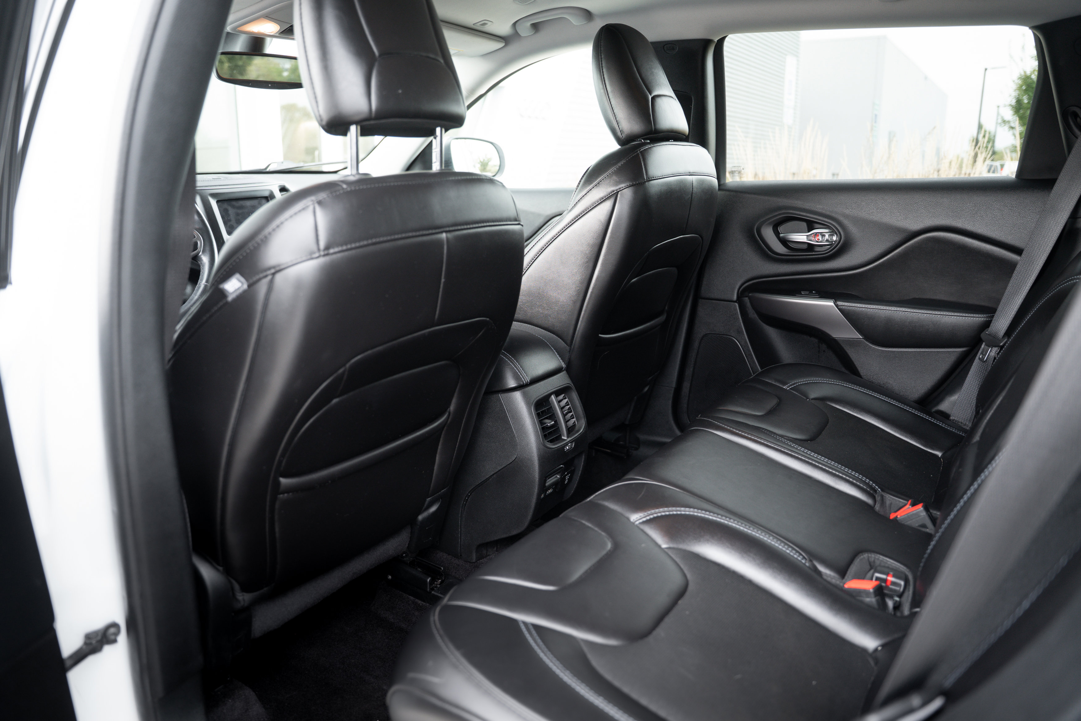 Used 2019 Jeep Cherokee Latitude Plus w/ Comfort/Convenience Group image 16