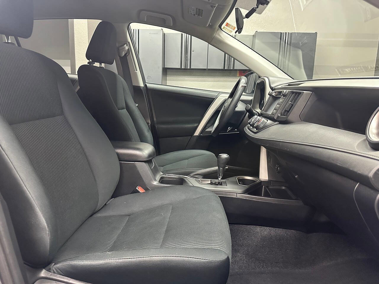 Used 2016 Toyota RAV4 LE AWD/4WD image 26