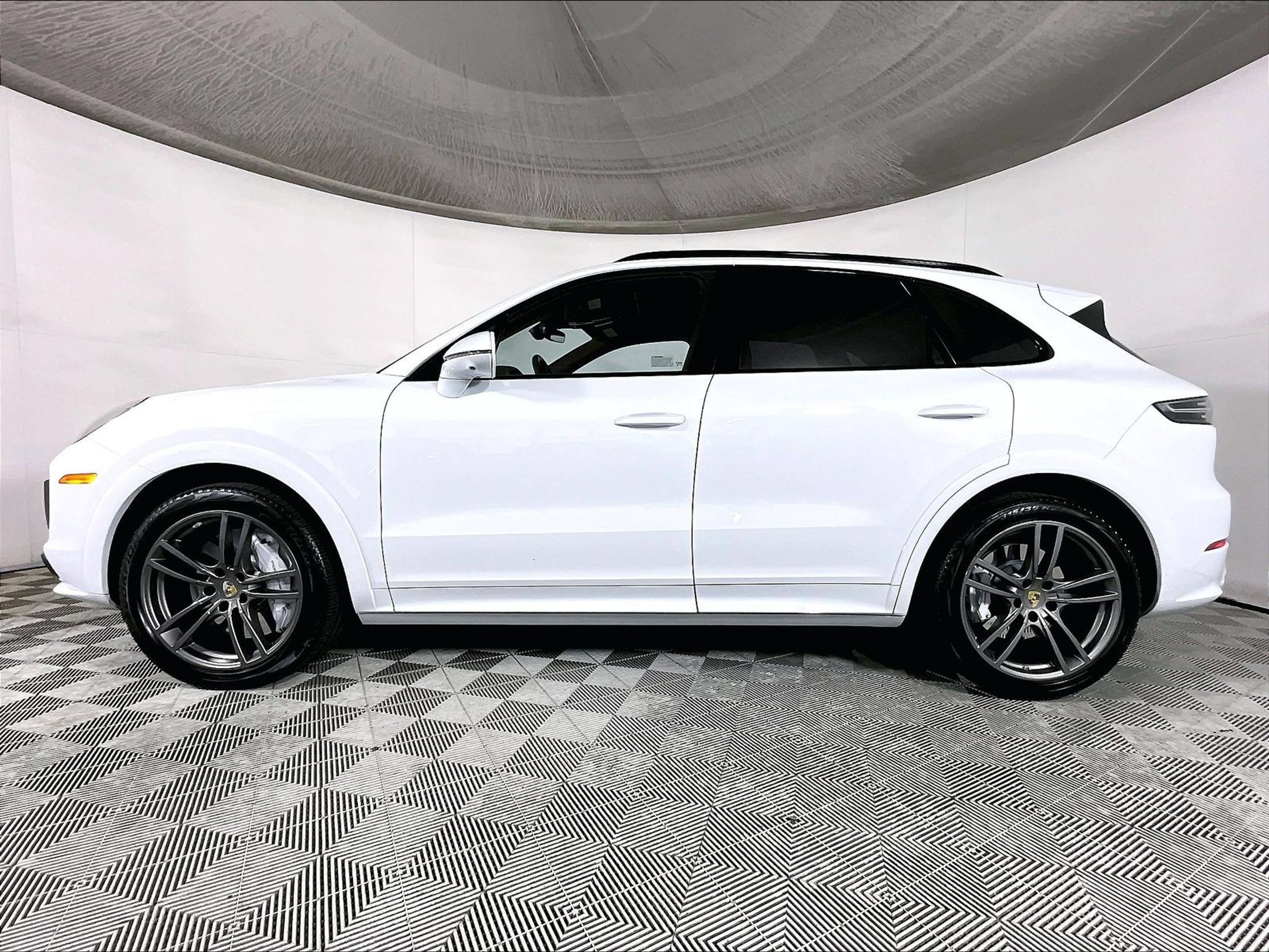 Certified 2019 Porsche Cayenne Turbo AWD/4WD image 2