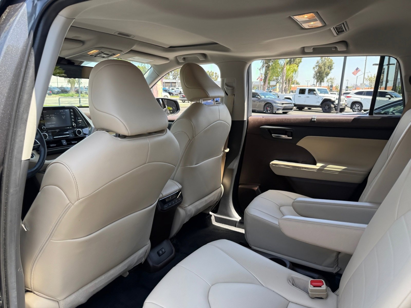 Used 2021 Toyota Highlander XLE image 17