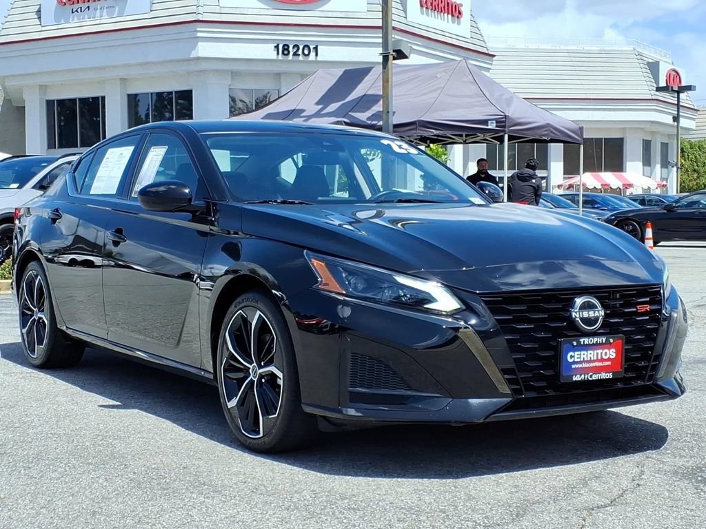 Used 2023 Nissan Altima 2.5 SR FWD image 3
