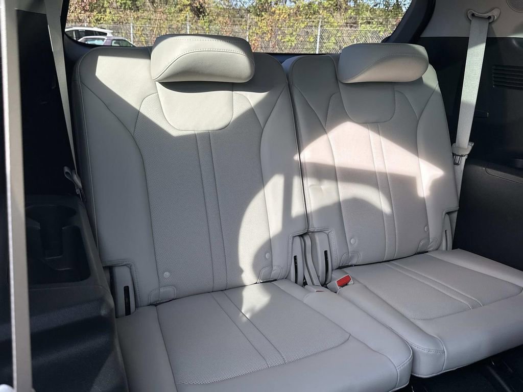 Used 2023 Kia Sorento SX image 16