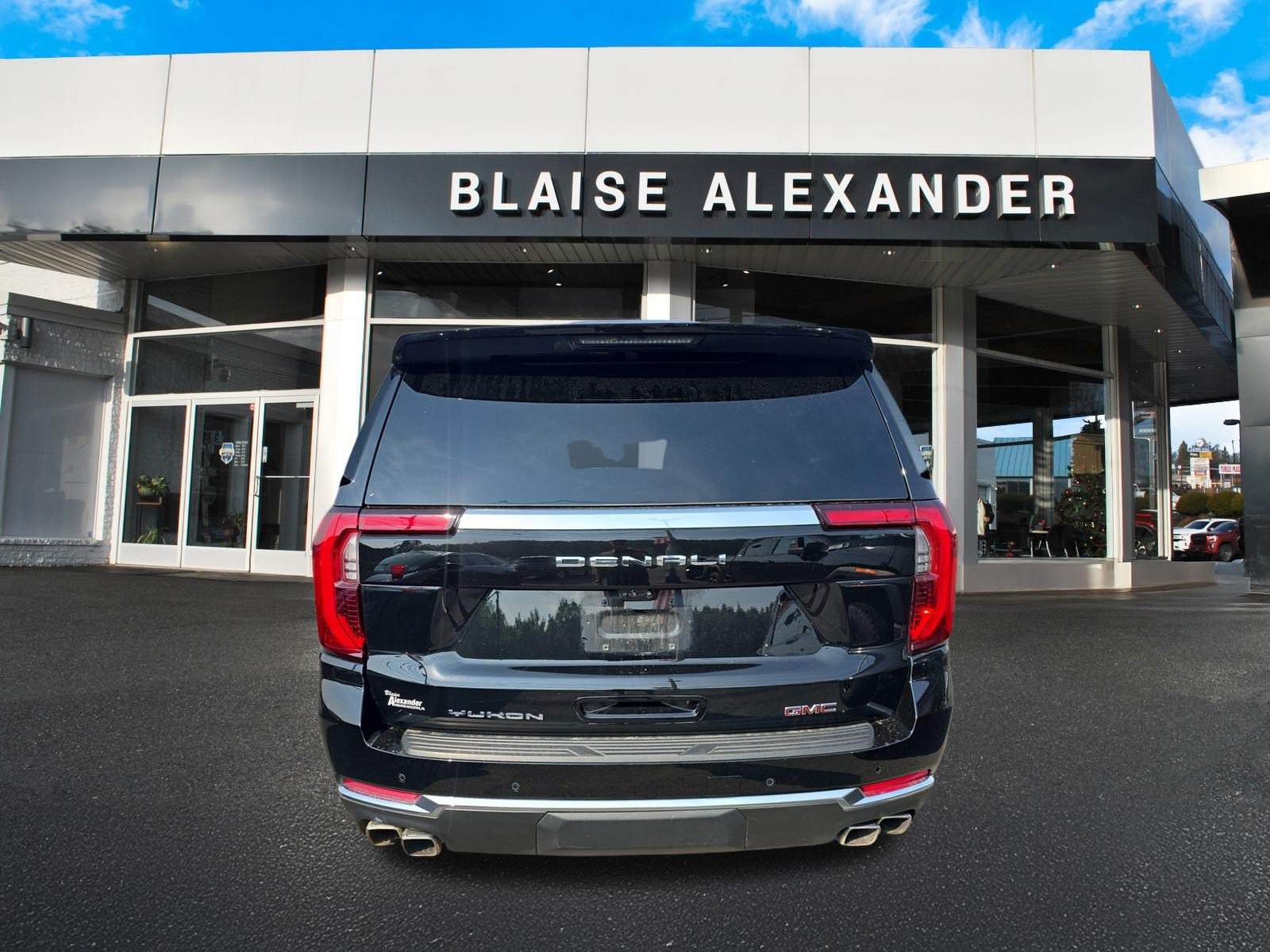 Used 2025 GMC Yukon XL Denali w/ Denali Reserve Package AWD/4WD image 4