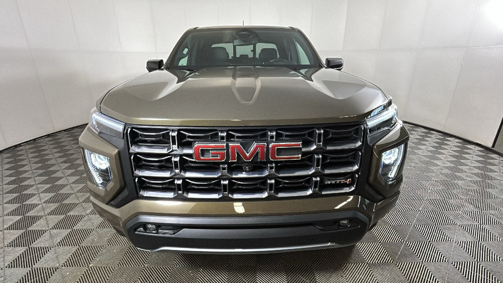 Used 2024 GMC Canyon AT4 w/ AT4 Premium Package AWD/4WD image 9