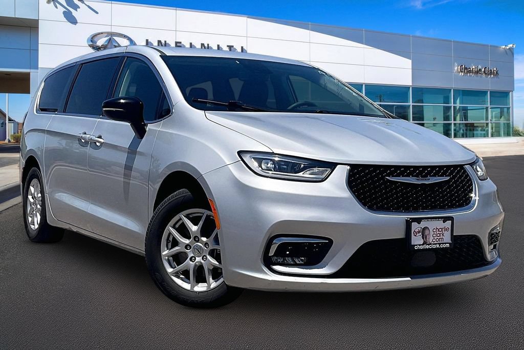 Used 2024 Chrysler Pacifica Touring-L FWD image 12