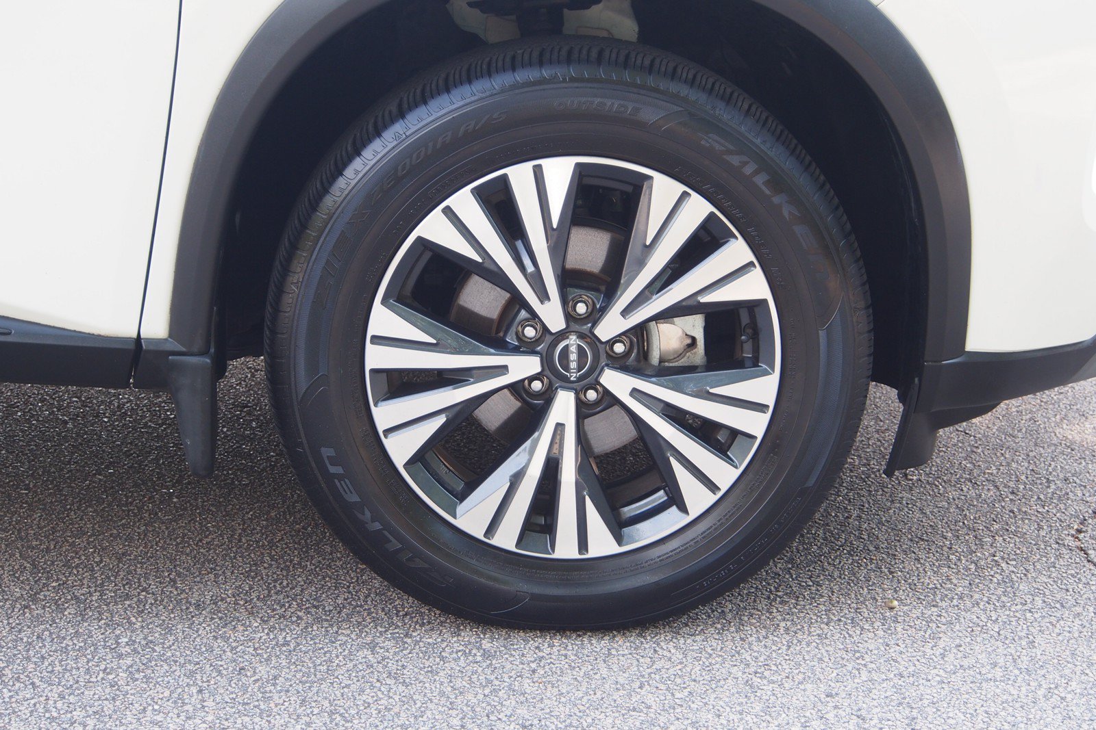 Used 2023 Nissan Rogue SV w/ SV Premium B Package FWD image 9