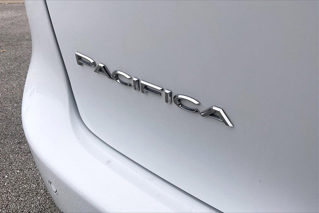 Used 2024 Chrysler Pacifica Touring-L image 10