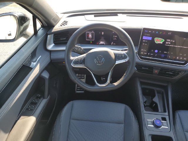 Certified 2025 Volkswagen Tiguan SE R-Line FWD image 29