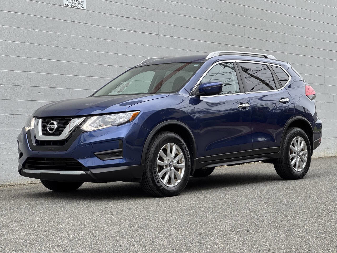 Used 2017 Nissan Rogue SV image 2