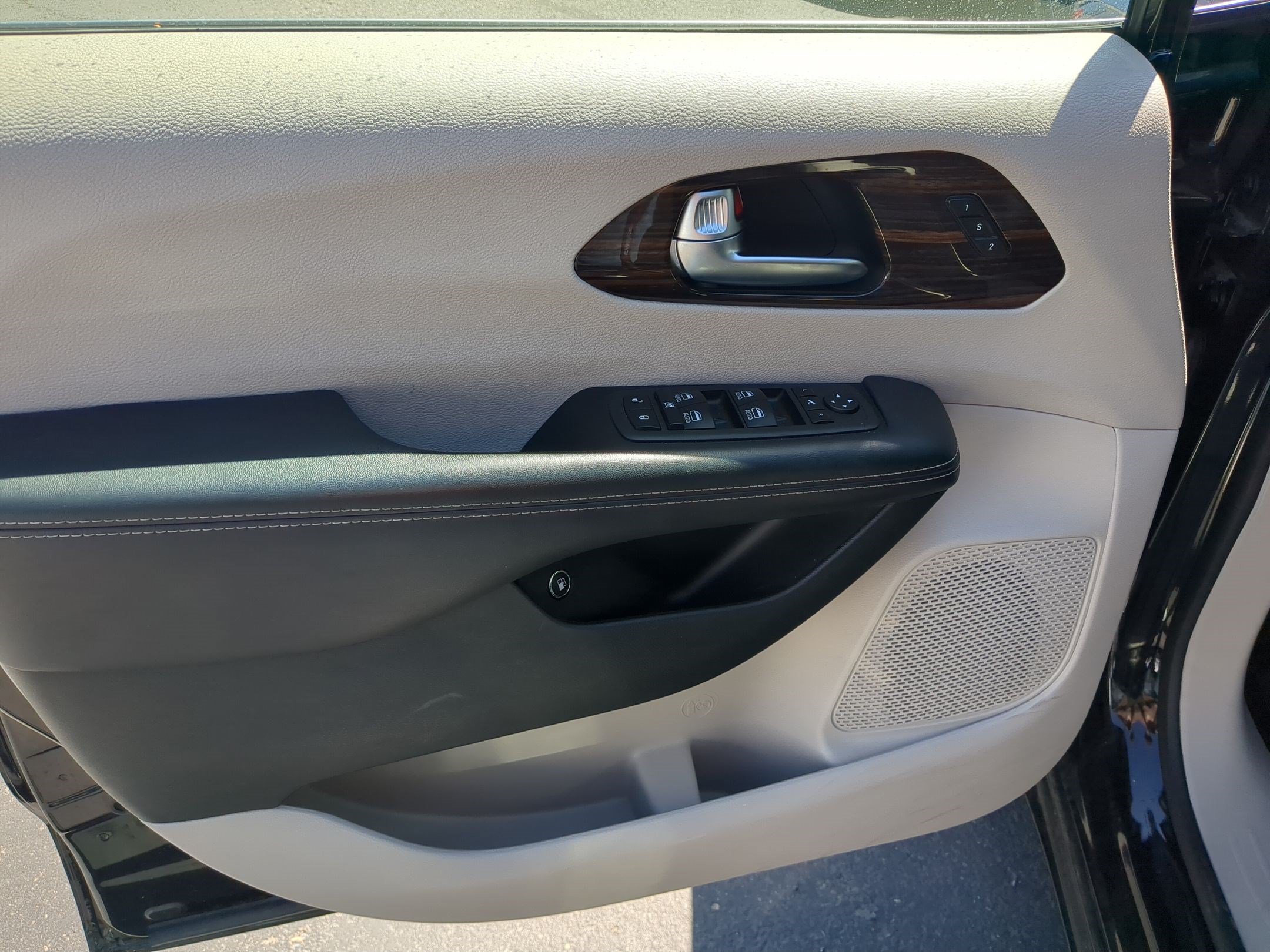 Used 2023 Chrysler Pacifica Limited FWD image 14