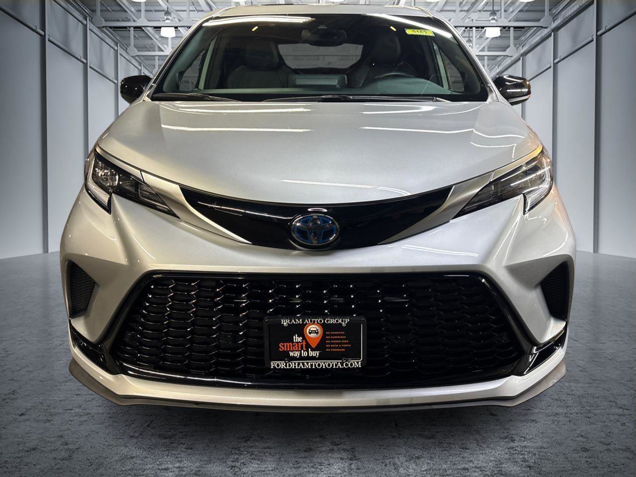 Certified 2022 Toyota Sienna XSE image 2