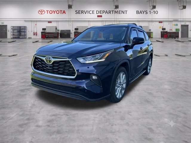 Used 2022 Toyota Highlander Limited AWD/4WD image 4