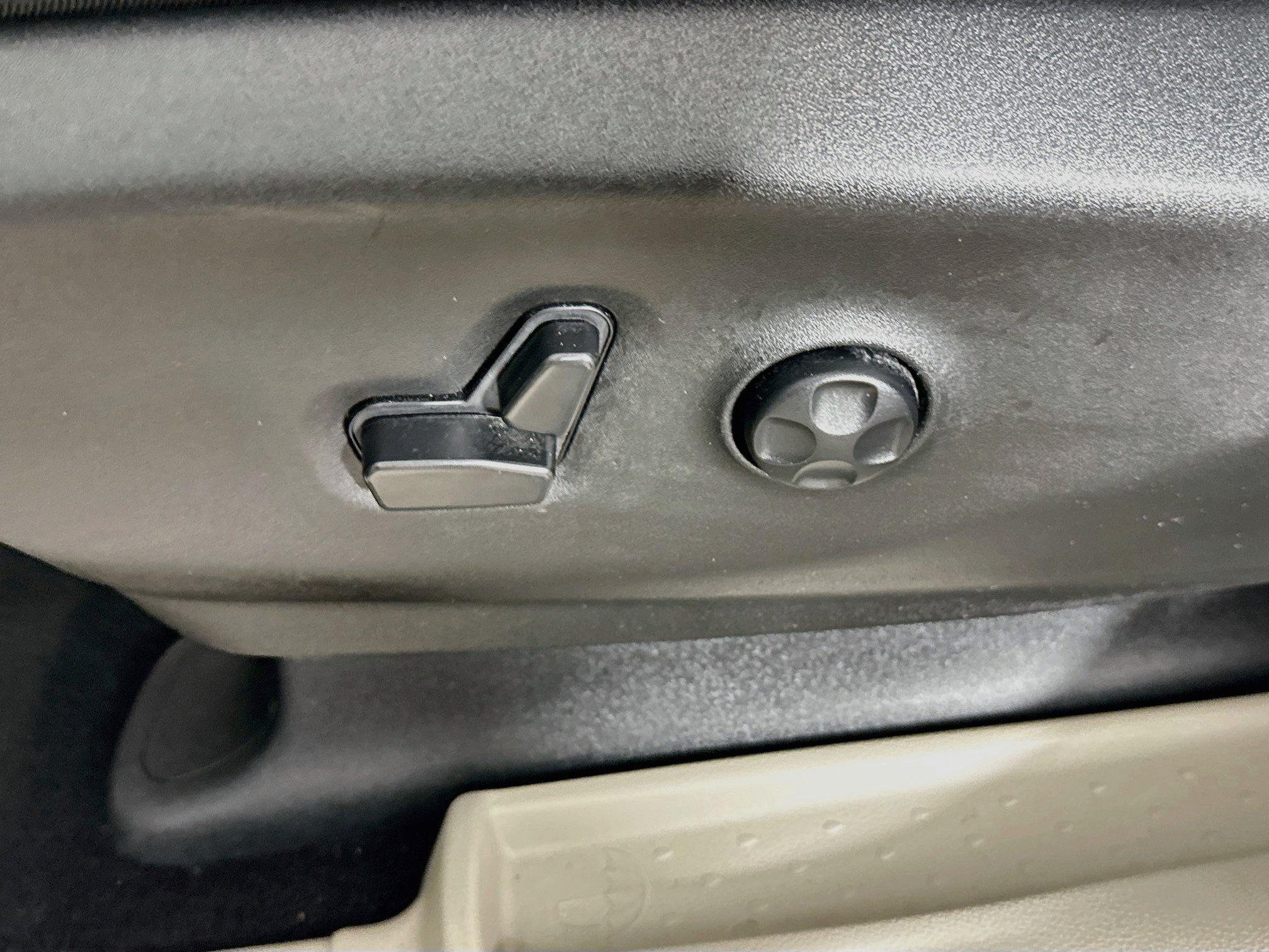 Used 2024 Chrysler Pacifica Touring-L FWD image 22