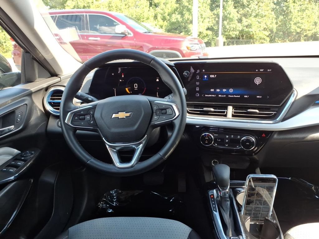 Used 2025 Chevrolet Trax LT w/ LT Convenience Package FWD image 16