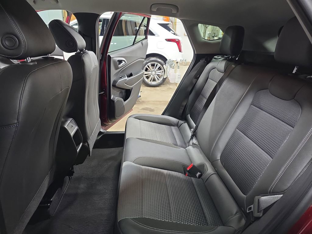 Used 2025 Chevrolet Trax LT w/ LT Convenience Package image 13