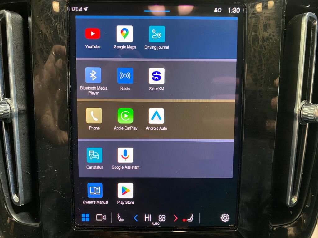 Used 2023 Volvo XC40 B5 Core image 15