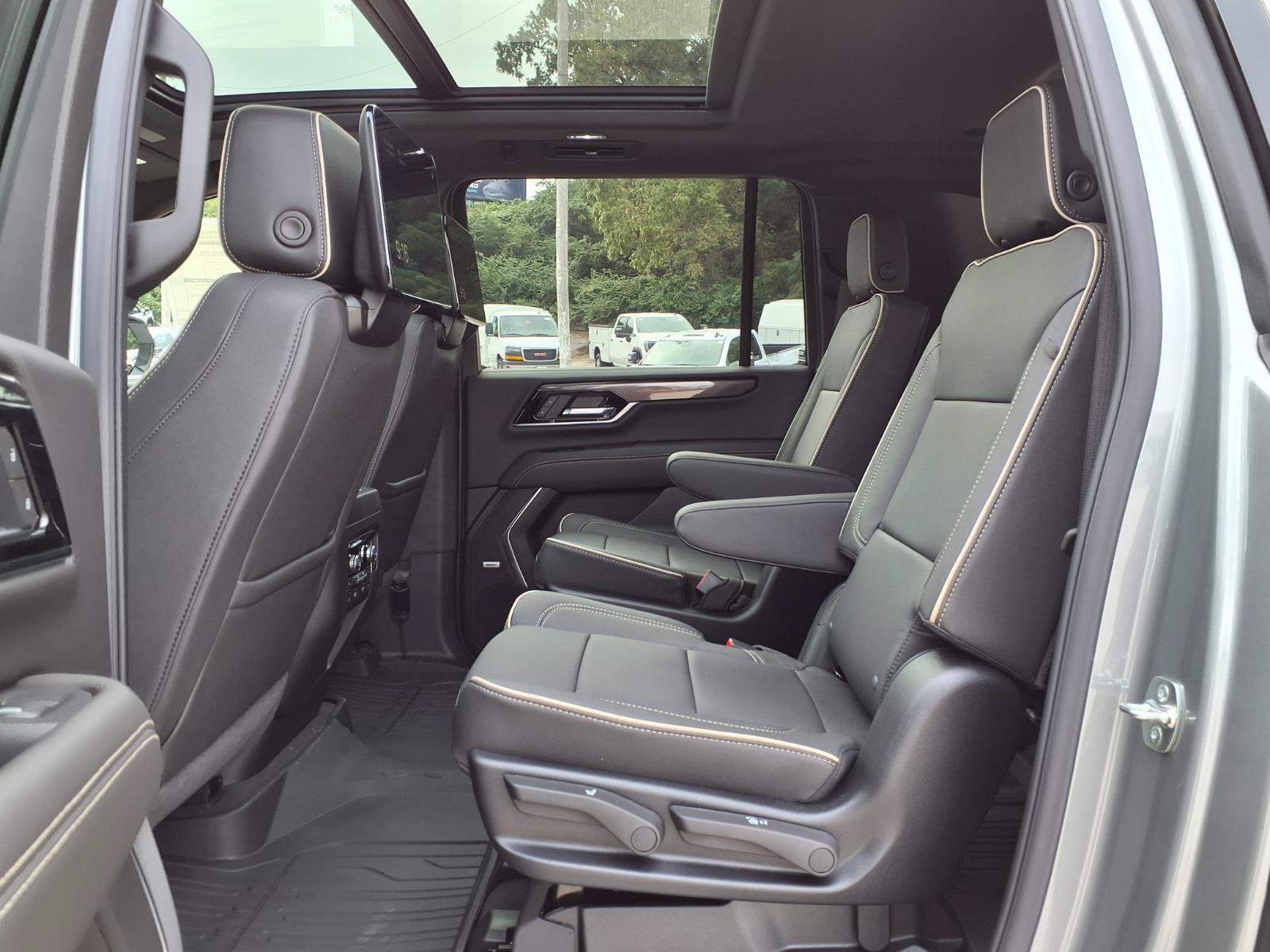 New 2027 GMC Yukon XL Elevation w/ Elevation Premium Package AWD/4WD image 18