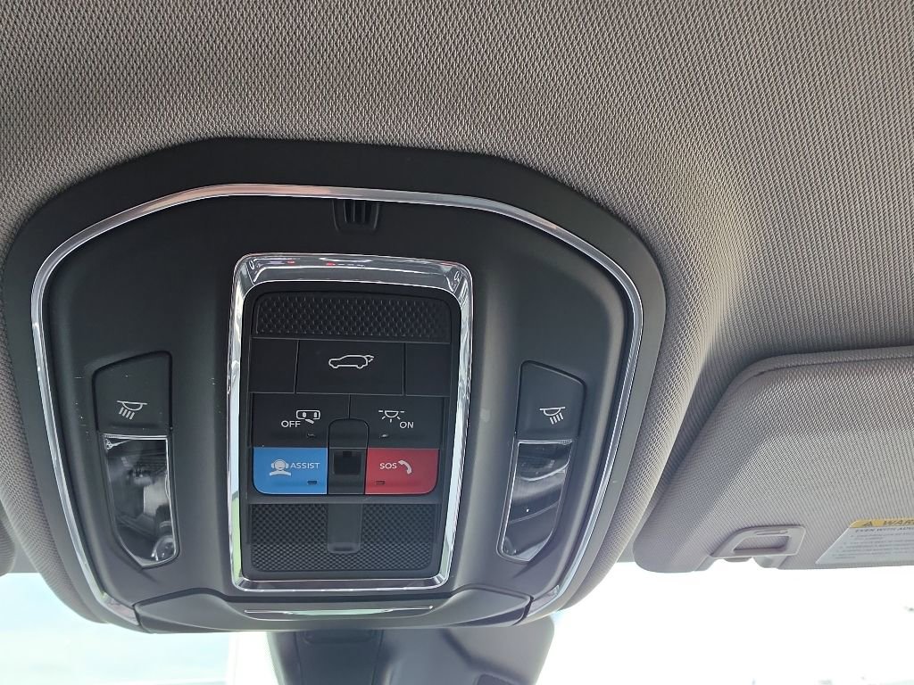 Used 2023 Jeep Grand Cherokee Limited w/ Luxury Tech Group II AWD/4WD image 17