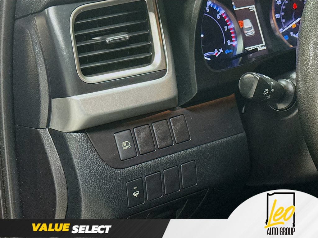 Used 2019 Toyota Highlander LE FWD image 12